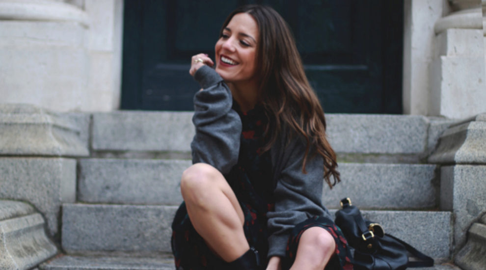 Paula Ordovás, blogger de My Peep Toes, con cárdigan gris y vestido...