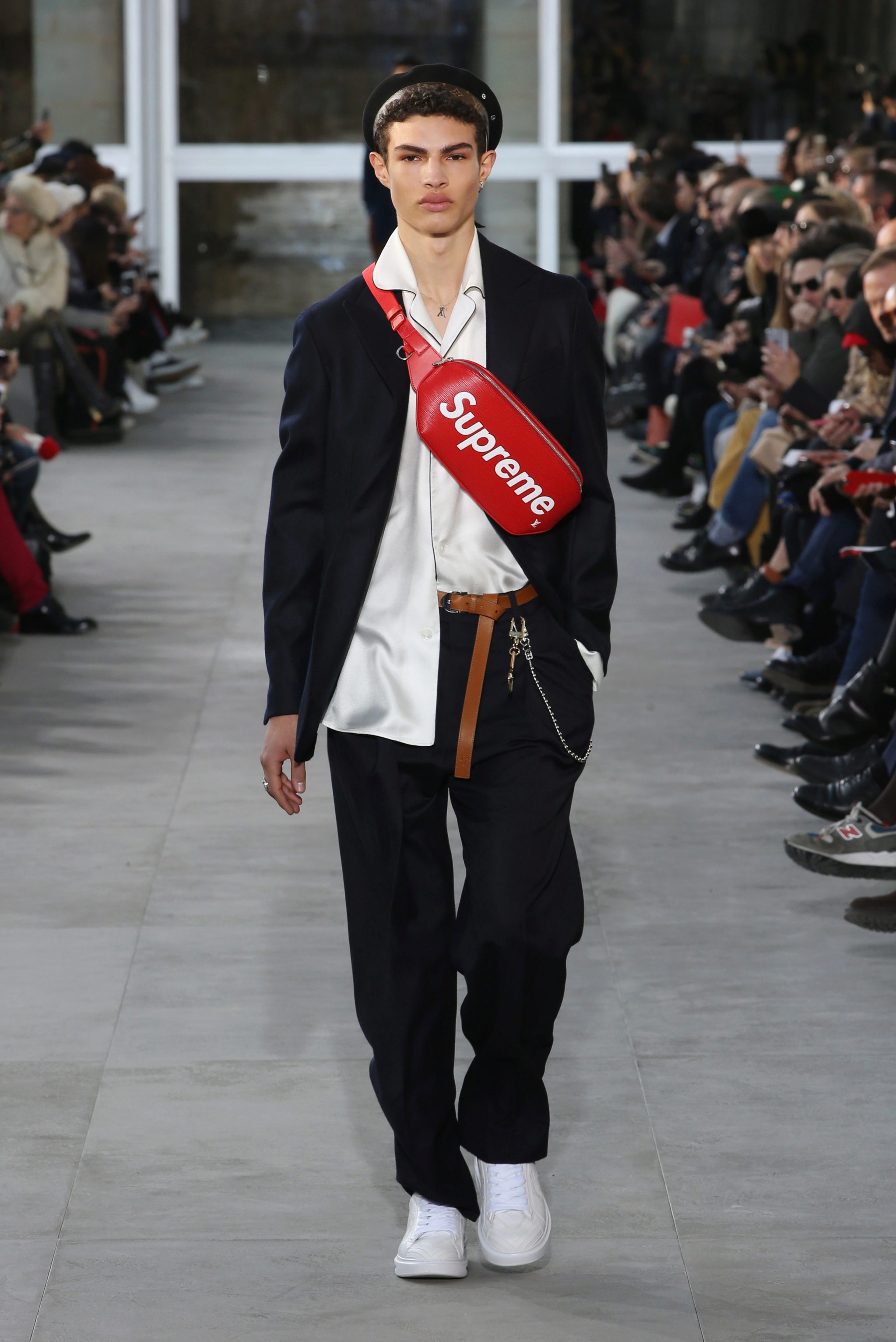Imagen del desfile de Louis Vuitton, con rionera de Supreme.