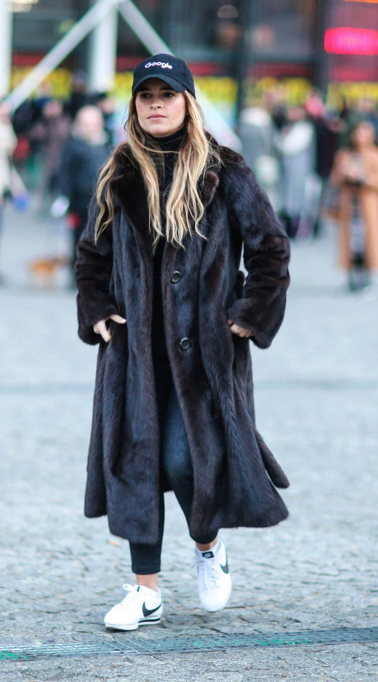 Miroslava Duma con un abrigo de piel.