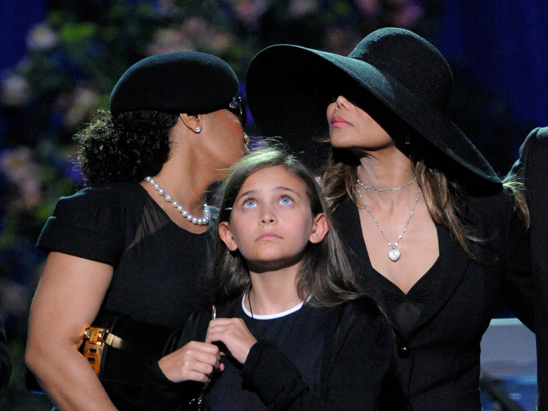 Paris Jackson junto a Janet y La Toya, en el funeral de Michael...