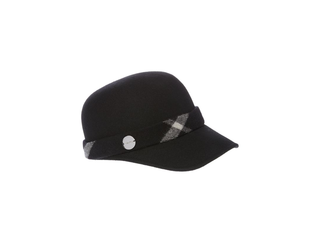 Sombrero negro. De Calvin Klein ( 53 euros ).