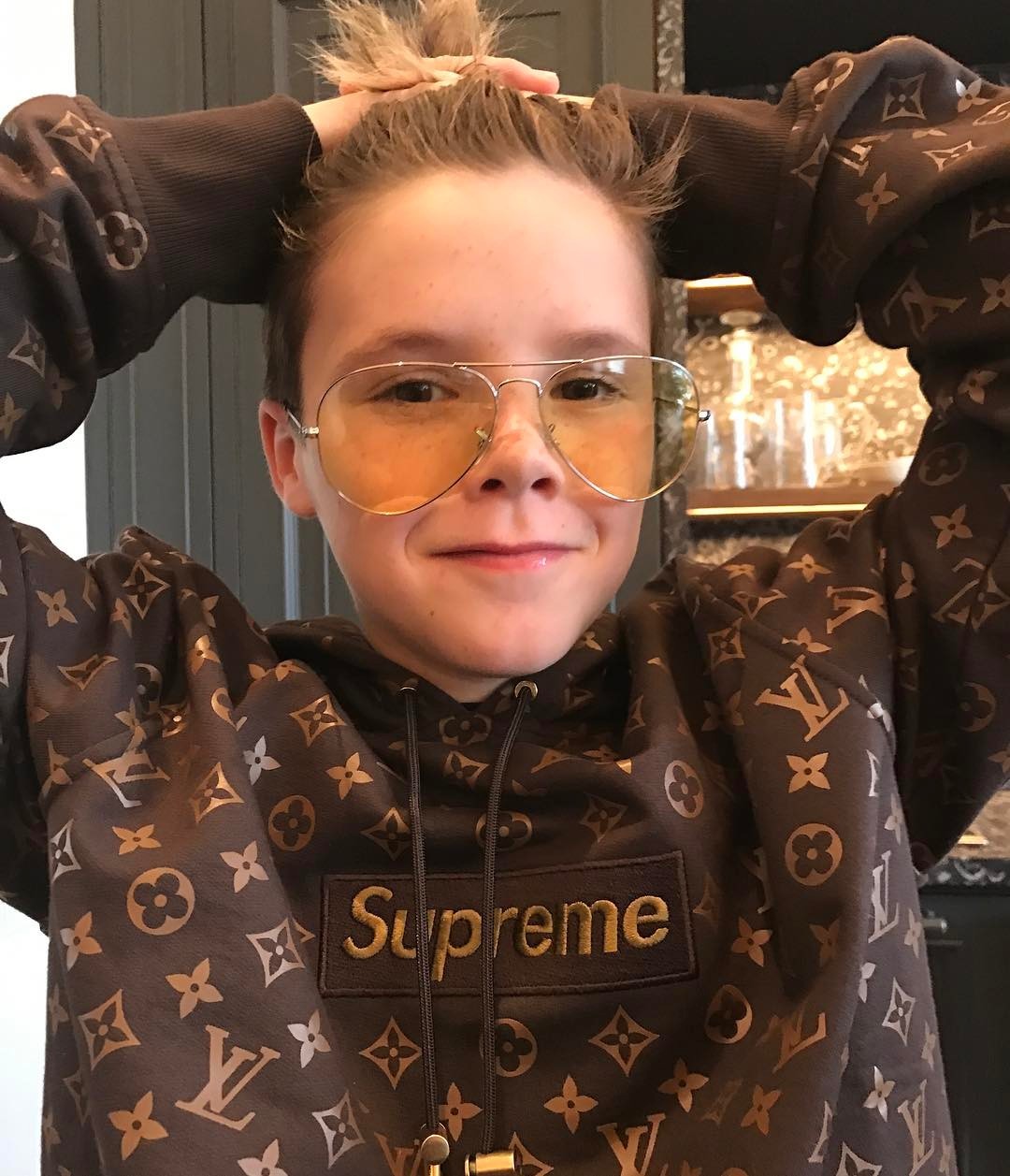 Cruz Beckham sabe cómo llevar lo más cool de Supreme x Louis