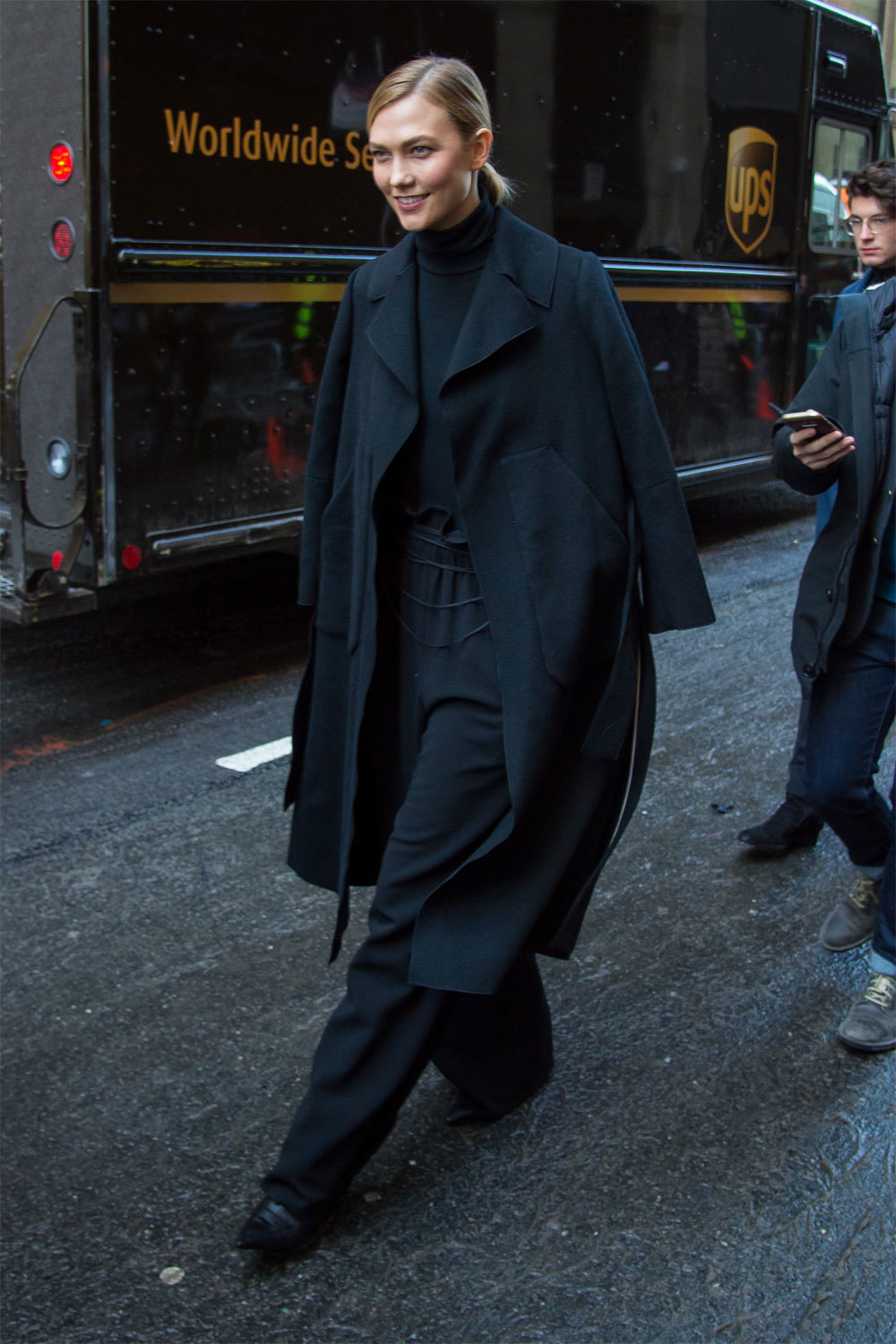 Karlie Kloss con un look monocolor negro