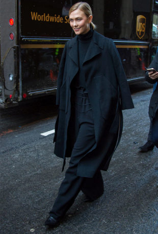 Karlie Kloss con un look monocolor negro