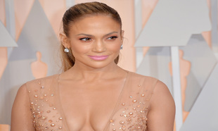 Los labios rosas de Jennifer Lopez en los Oscars 2015 no tuvieron...