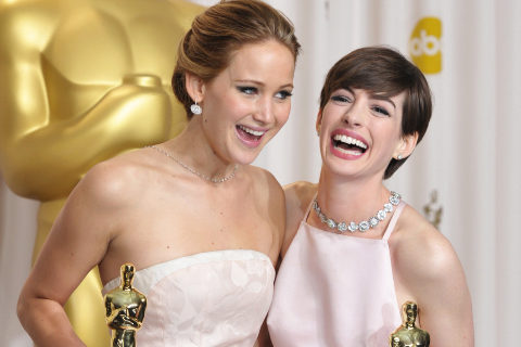 Jennifer Lawrence y Anne Hathaway en la 85 edicin de los Premios...