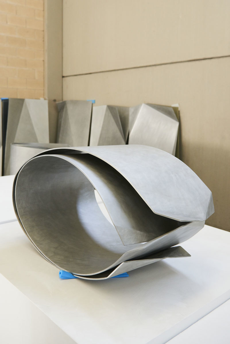 Escultura exenta de aluminio.