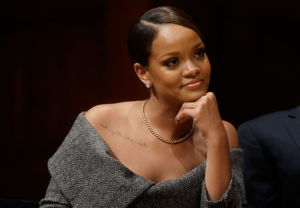 Rihanna recogió ayer un premio de la Fundación Harvard gracias a su...