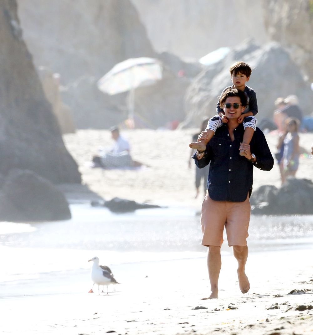 Orlando Bloom y su hijo dando un paseo por la playa