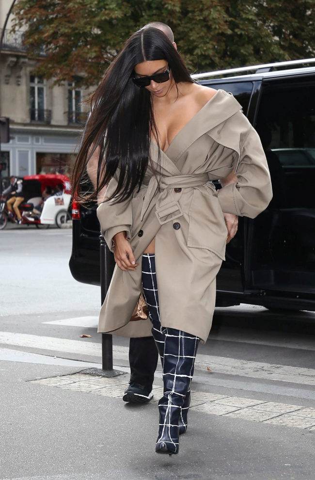 Kim Kardashian nos enseña cómo NO llevar el trench