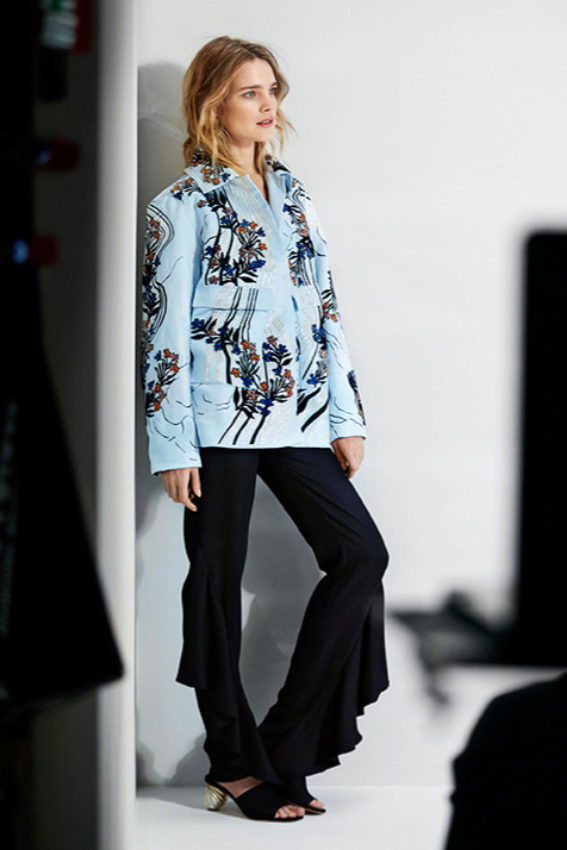 Natalia Vodianova con blusa y pantaln de volantes de H&M Conscious...