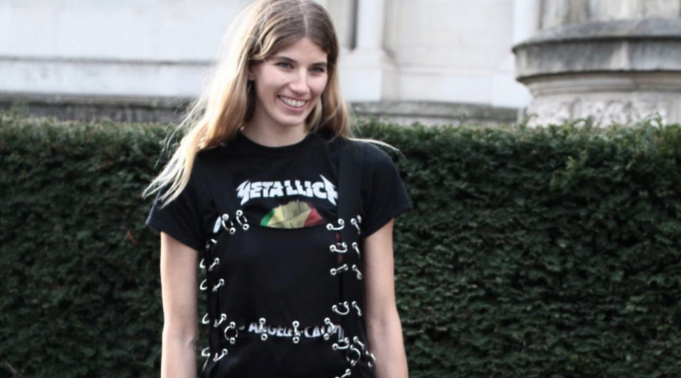 Veronika Heilbrunner con una camiseta de Metallica