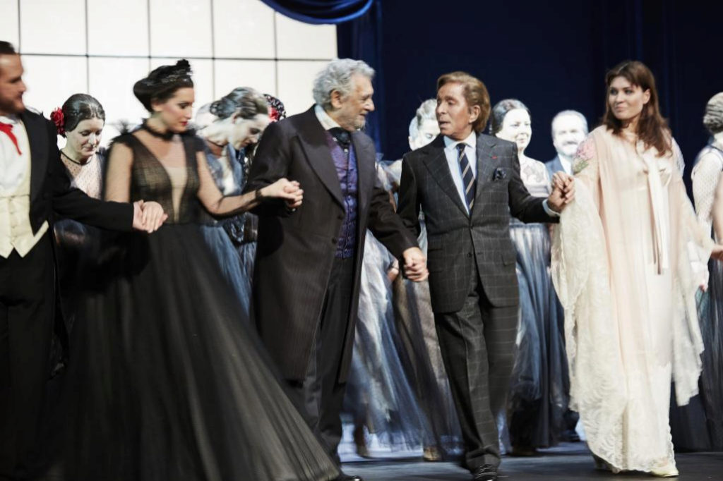 En el aplauso final de la obra, Valentino saluda junto a Plácido...