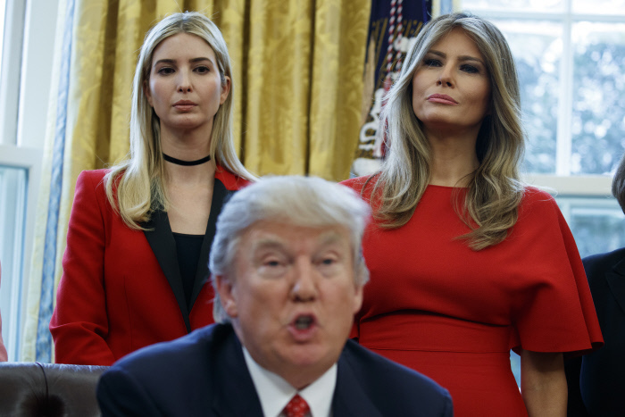 Ivanka, Melania y Donald Trump, en la Casa Blanca