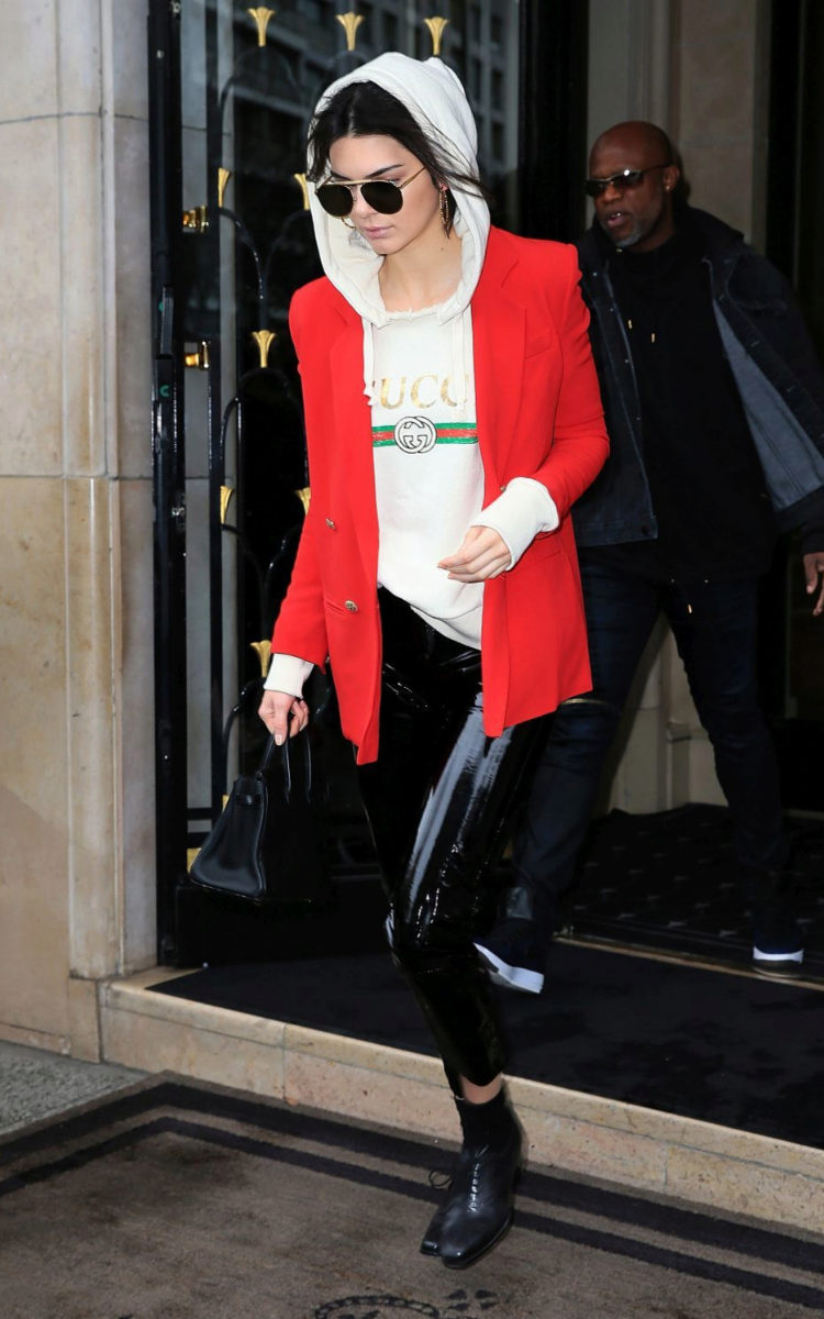 Kendall Jenner con un blazer rojo.