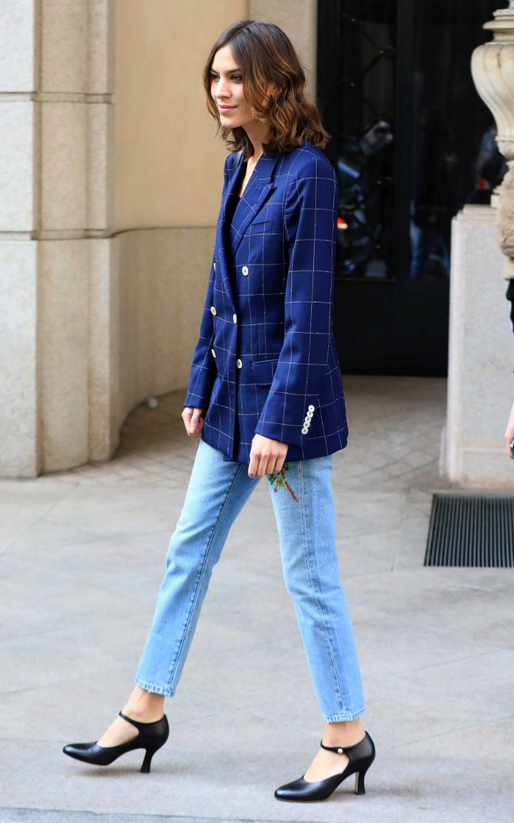 Alexa Chung combina su blazer con jeans.