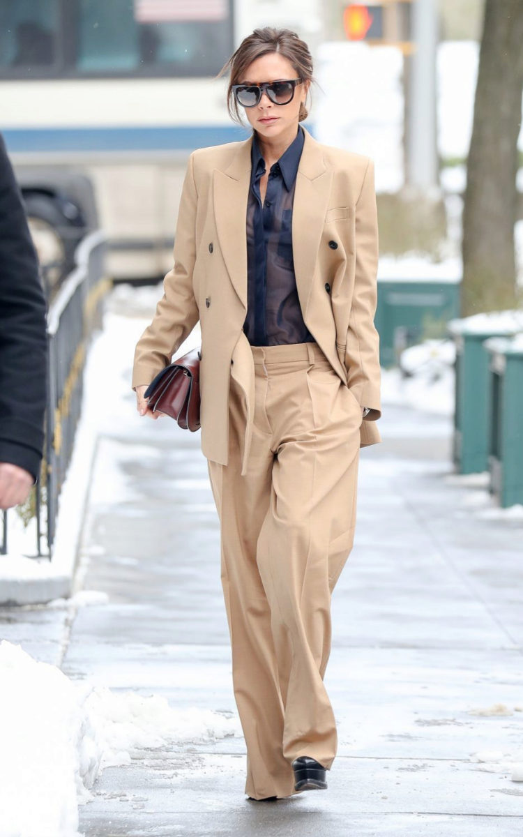 Victoria Beckham lleva su blazer con pantalones oversize.
