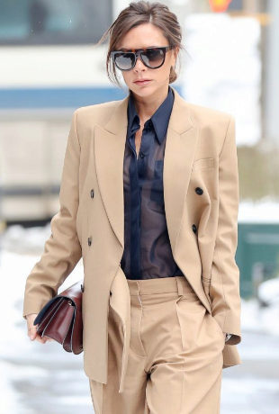 Victoria Beckham lleva su blazer con pantalones oversize.