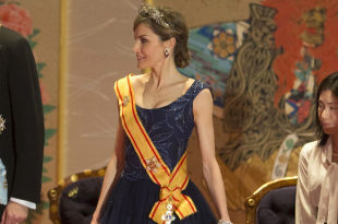 La Reina Letizia repite el vestido de Felipe Varela para la cena de...