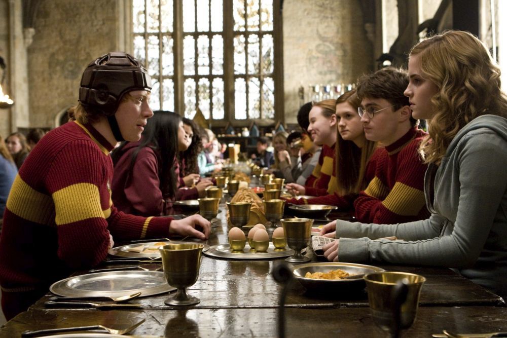 Harry Potter en el mtico comedor de Hogwarts.