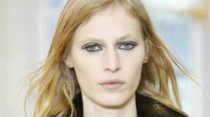 Trazos de eyeliner geomtrico en Louis Vuitton
