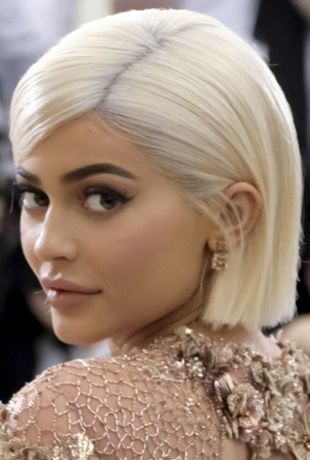 Kylie Jenner: recto y en rubio platino
