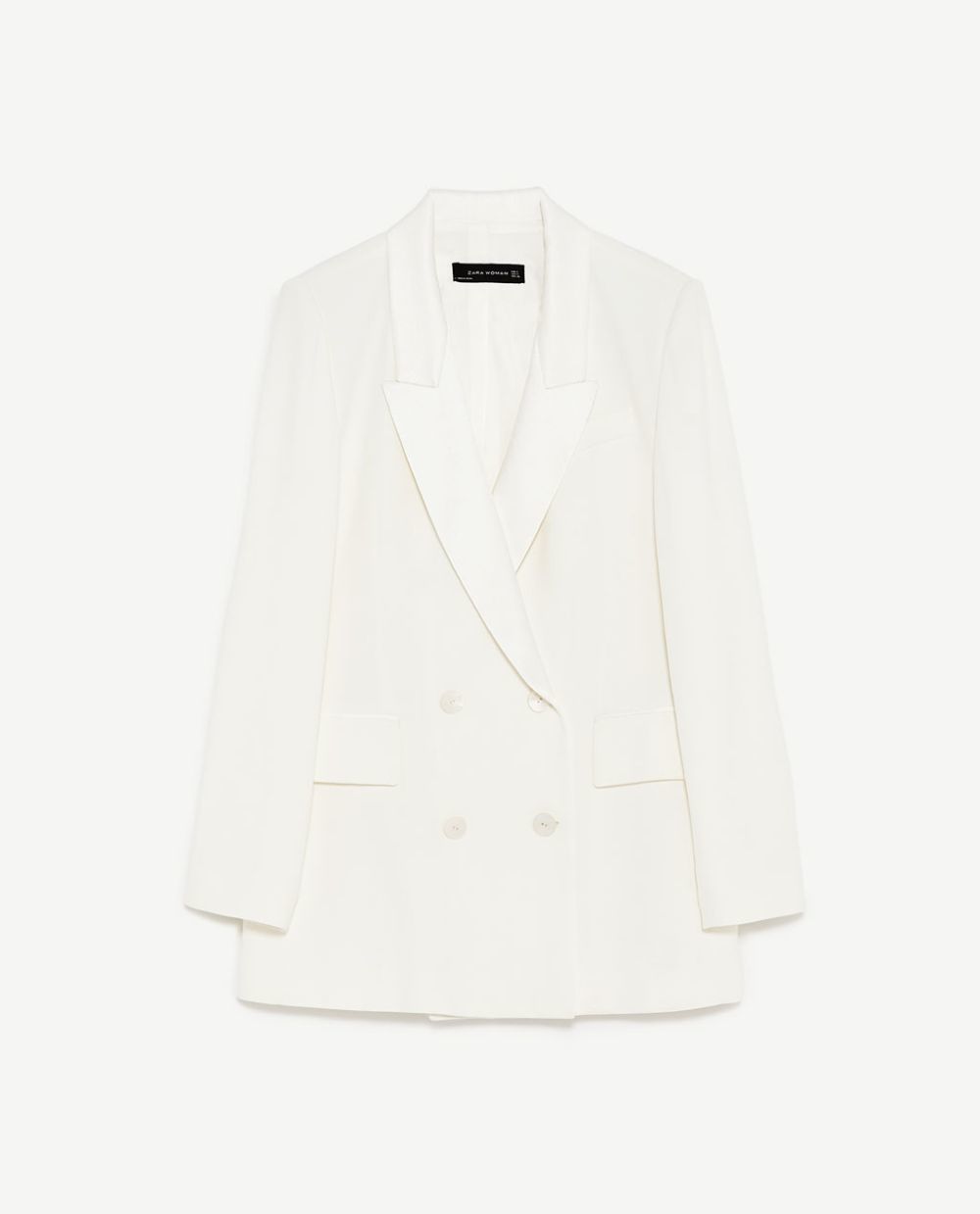 Blazer blanca cruzada. De Zara (69,95 euros).