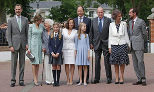 La Familia Real durante la Comunión de la infanta Sofía. Los Reyes...
