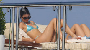 Kendall Jenner tomando el sol en Antibes