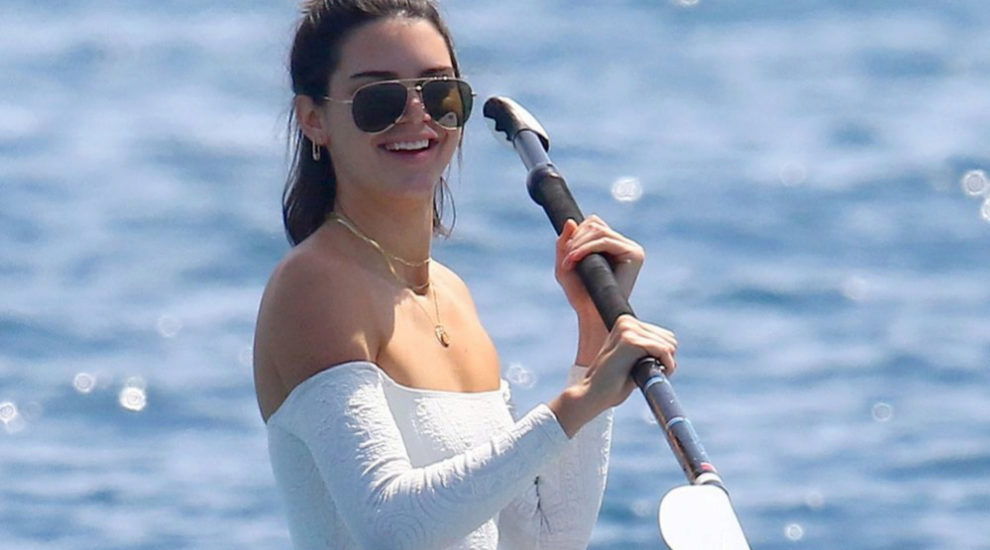 Kendall Jenner practicando pdel surf