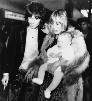 Keith Richards y Anita Pallenberg con Marlon, su primer hijo, en 1973.