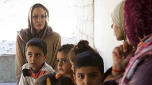 Angelina Jolie, con nios y mujeres refugiados.