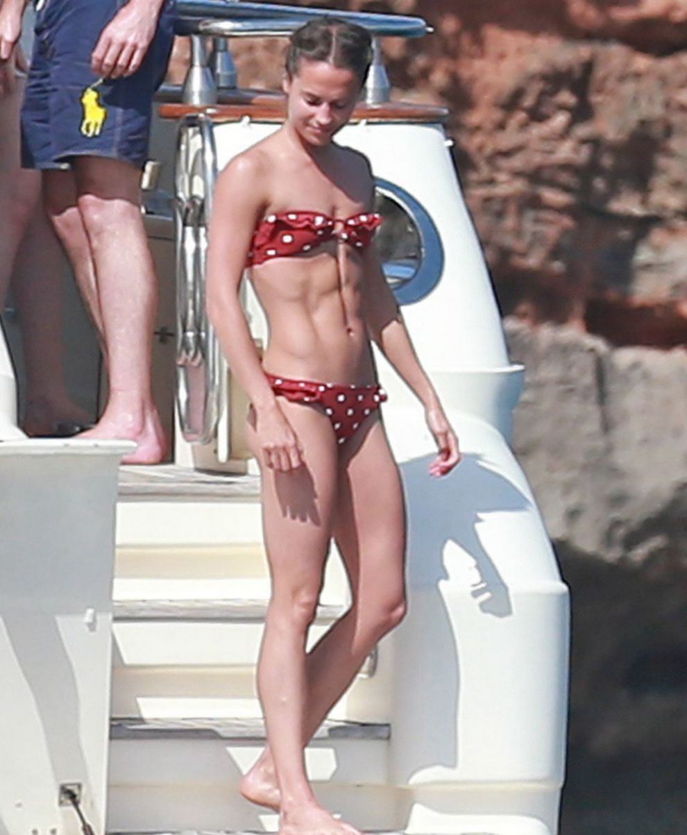 Alicia Vikander, en bikini, presume de abdominales en Formentera