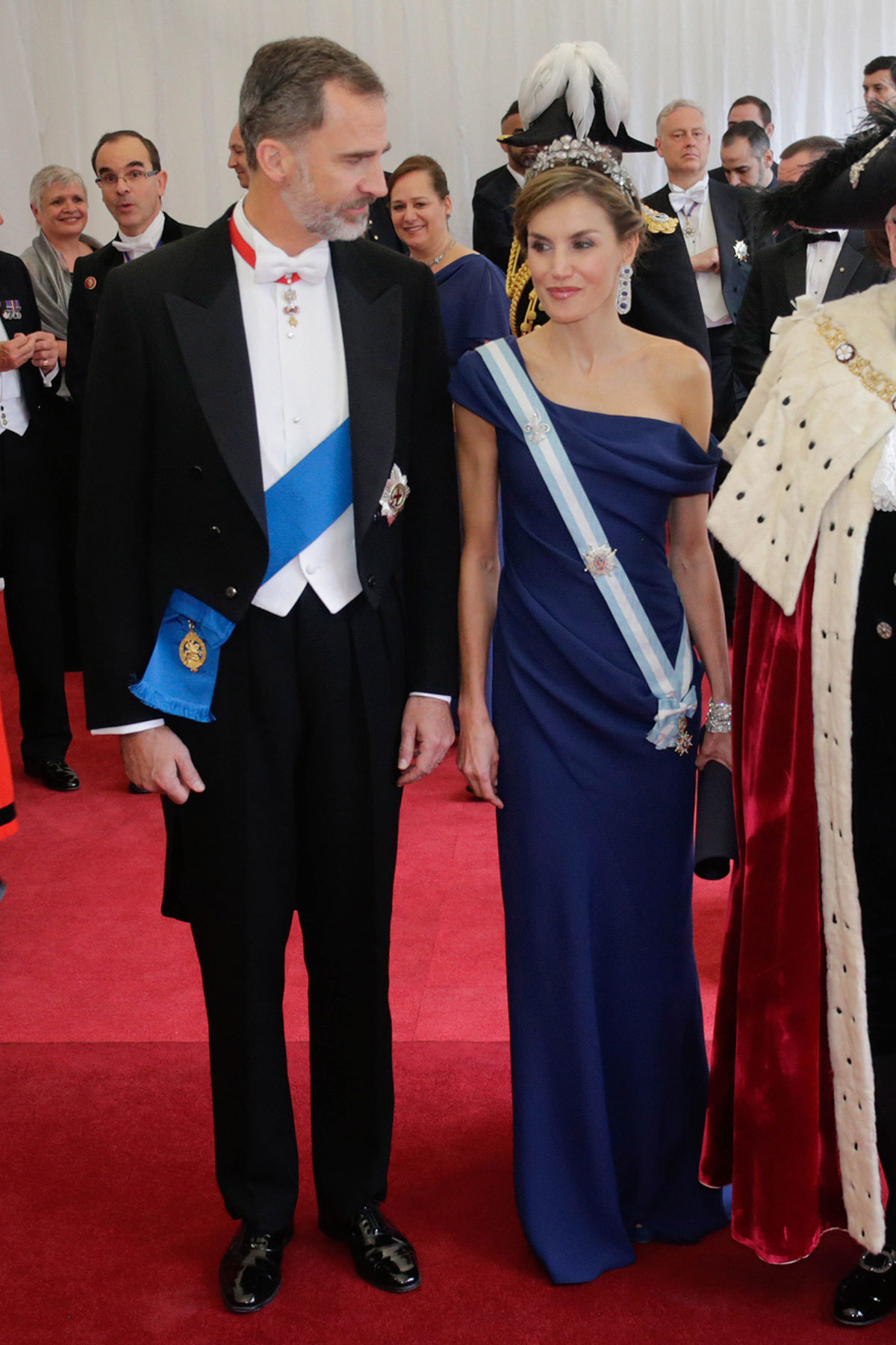 Doña Letizia apostaba por el azul noche, el color de la monarquía,...