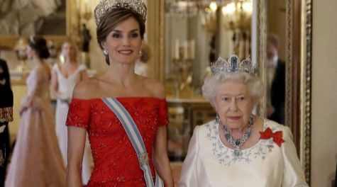 La reina Letizia y  la reina Isabel II.
