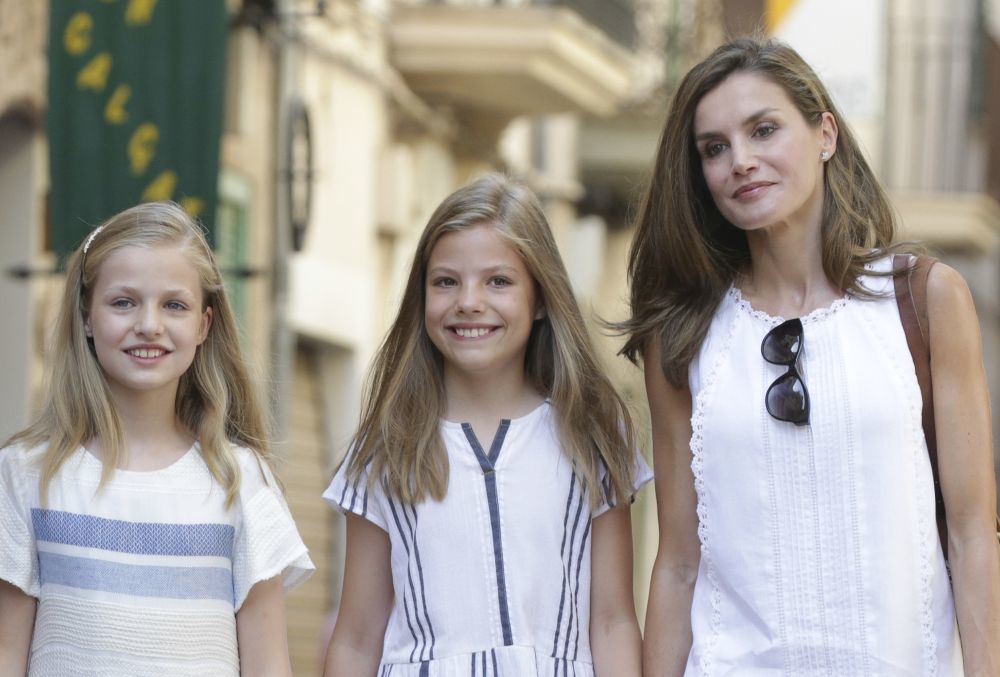 La reina Letizia junto a las infantas Leonor y Sofa.
