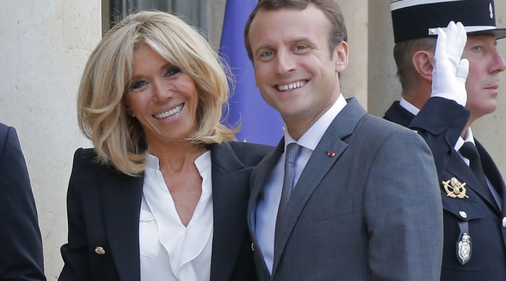 Emmanuel Macron junto a su esposa, Brigitte Macron.