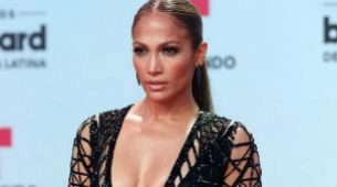 Jennifer Lopez luce una figura envidiable a sus 48 aos.