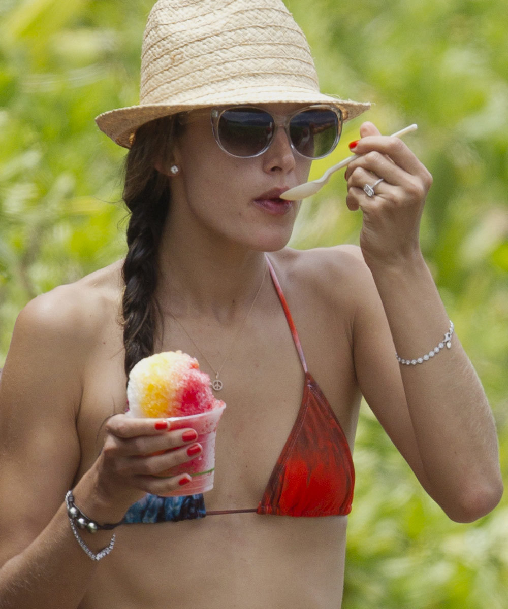 Alessandra Ambrosio disfrutando de un granizado-helado de agua.