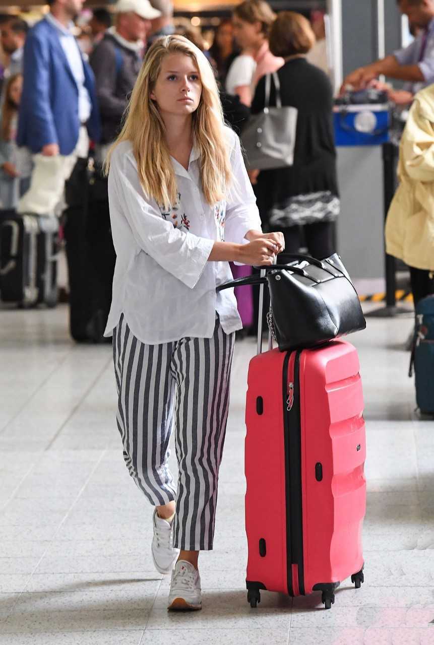 Lottie Moss recién llegada al aeropuerto de Catania