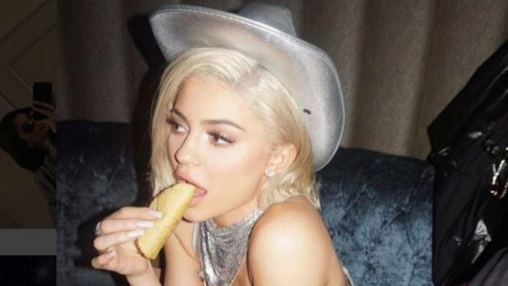 Kylie Jenner, la menor de clan Kardashian comiendo un taco