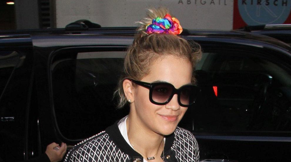 Rita Ora lleva el scrunchie o coletero 90&apos;s en versión maxi y a todo...