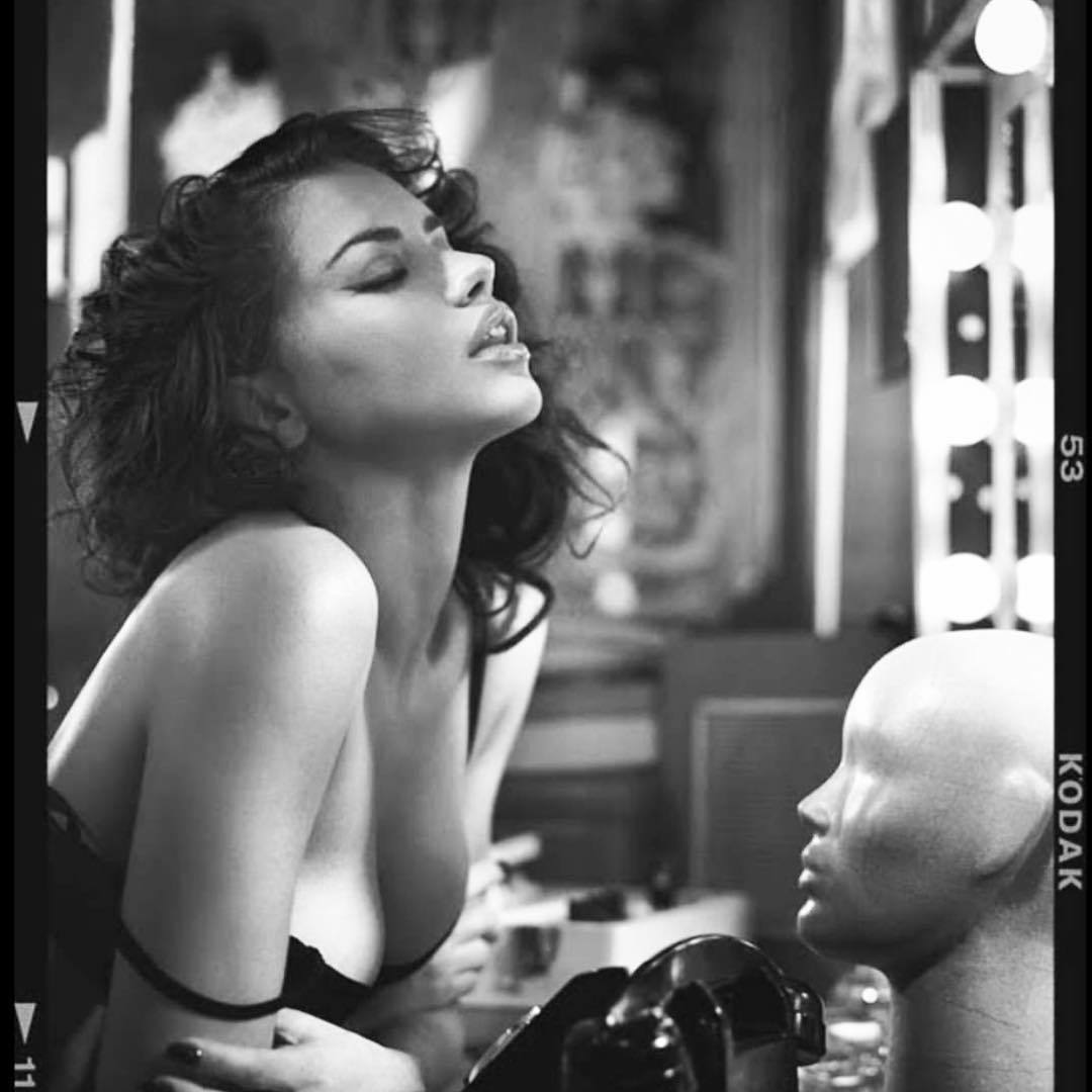 Adriana Lima, sexy y sin complejos frente al espejo
