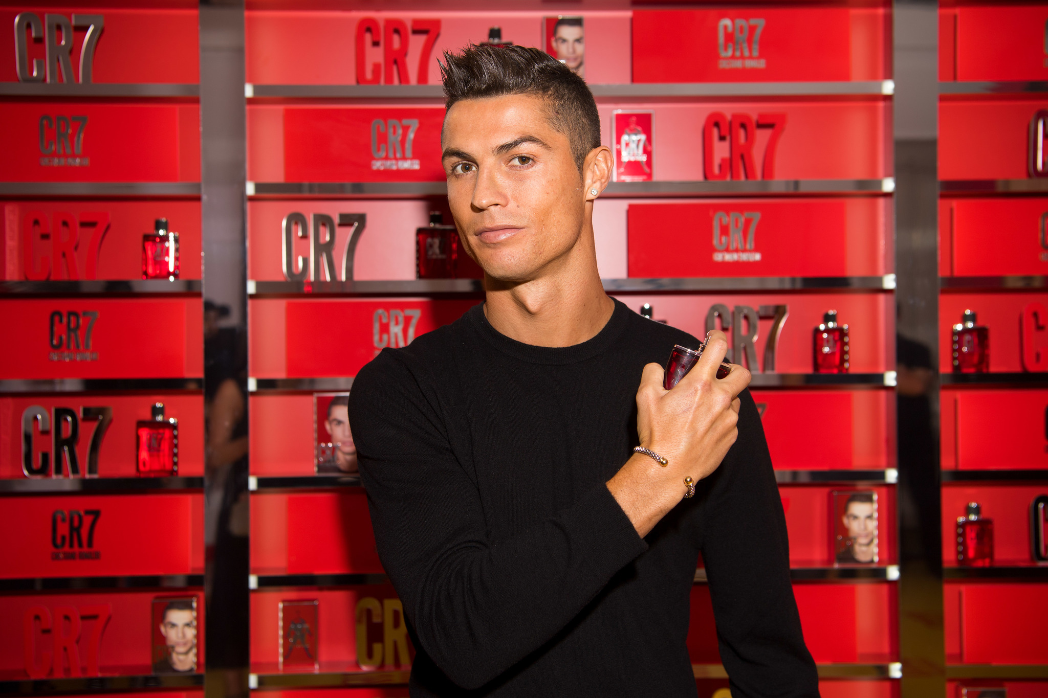 Cada aspecto y detalle de la fragancia de Cristiano Ronaldo refleja la...