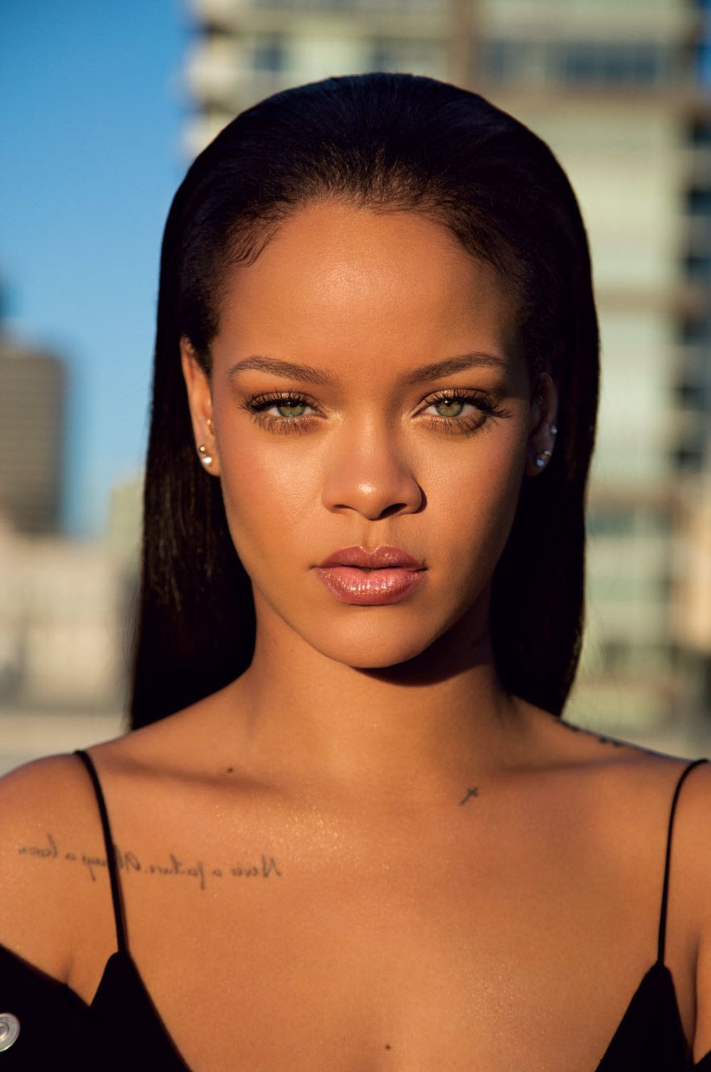 Rihanna lanza su colección de maquillaje para Fenty Beauty 