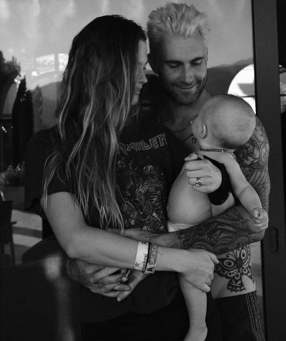 Adam Levine y Behati Prinsloo con su hija Dusty Rose