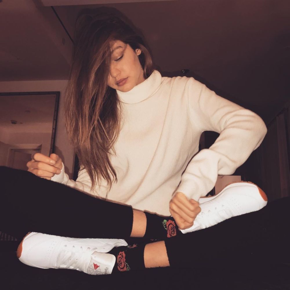 Gigi Hadid tambin ensea los calcetines con sus sneakers.