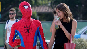 Alexa Chung y Spiderman