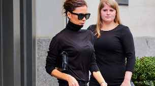Victoria Beckham con uno de sus ltimos looks y los famosos botines.