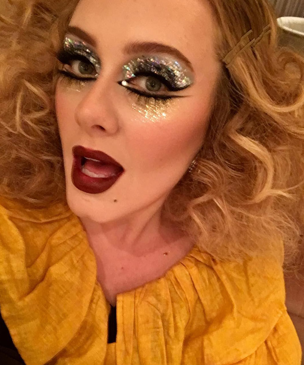 Adele con un maquillaje dramtico con los ojos y labios como...